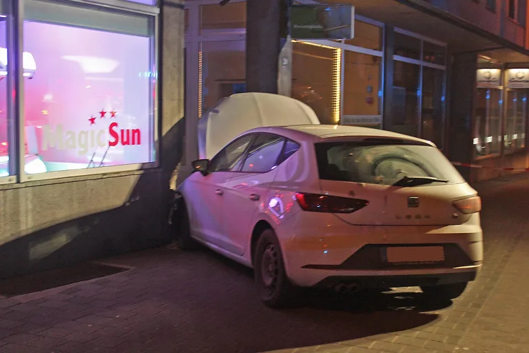 Erkrath - Seat-Fahrer baut alkoholisiert Unfall