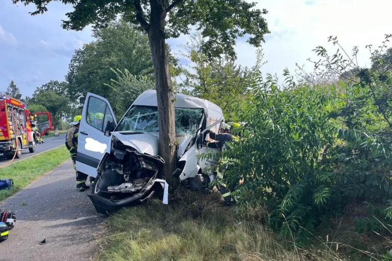 Hünxe - Frontal gegen Baum geprallt