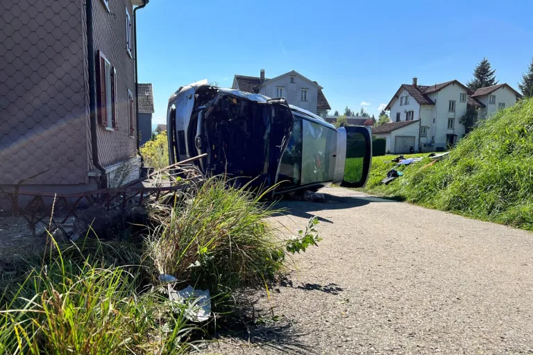 Engelburg SG - Auto bei Unfall überschlagen
