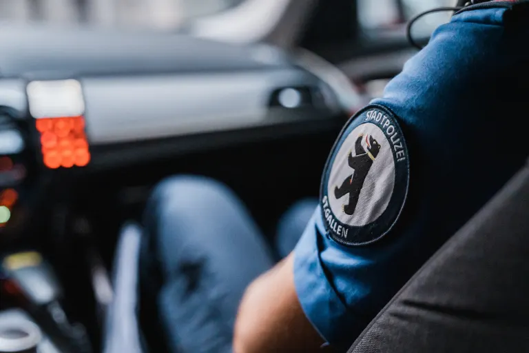 St.Gallen – Motorradfahrerin (21) flüchtet vor Polizei