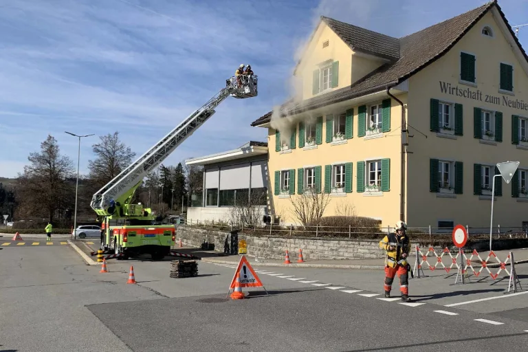 Wädenswil ZH – Brand in Wohn-/Geschäftshaus fordert hohen Sachschaden