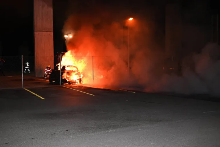Schmerikon SG – Zwei brennende Autos auf Aussenparkplatz des Polizeistützpunkts