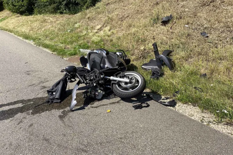 Zeiningen AG - Rollerfahrer wich Fuchs aus und krachte frontal in LKW