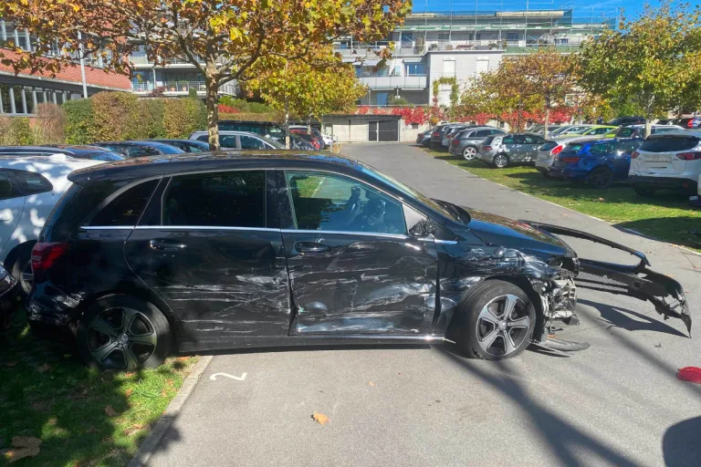 Stadt Zug – Hoher Sachschaden beim Ausparken