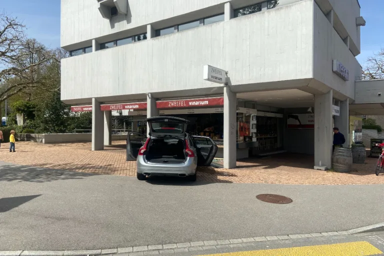 Aarau - Senior verwechselt wohl Gaspedal und prallt mit voller Wucht in Schaufenster!
