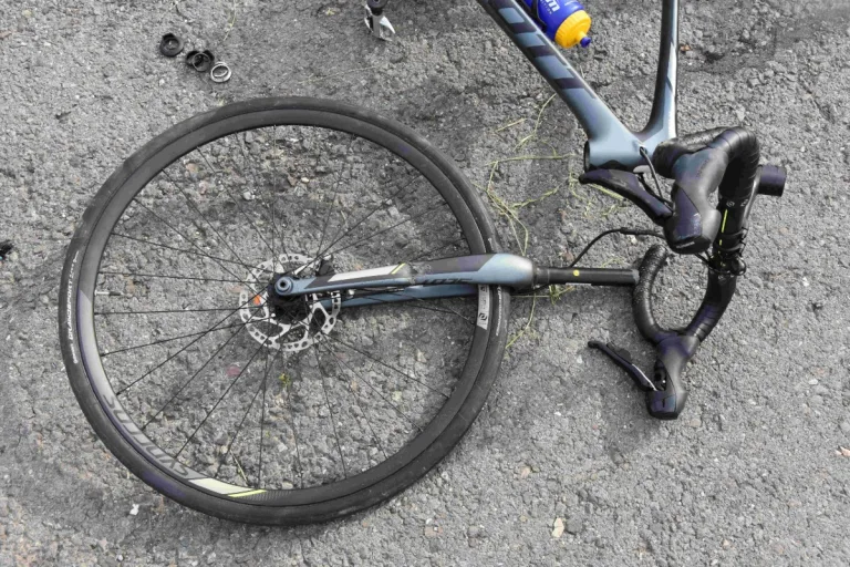 Transporterfahrer übersieht Velofahrer in Gams SG
