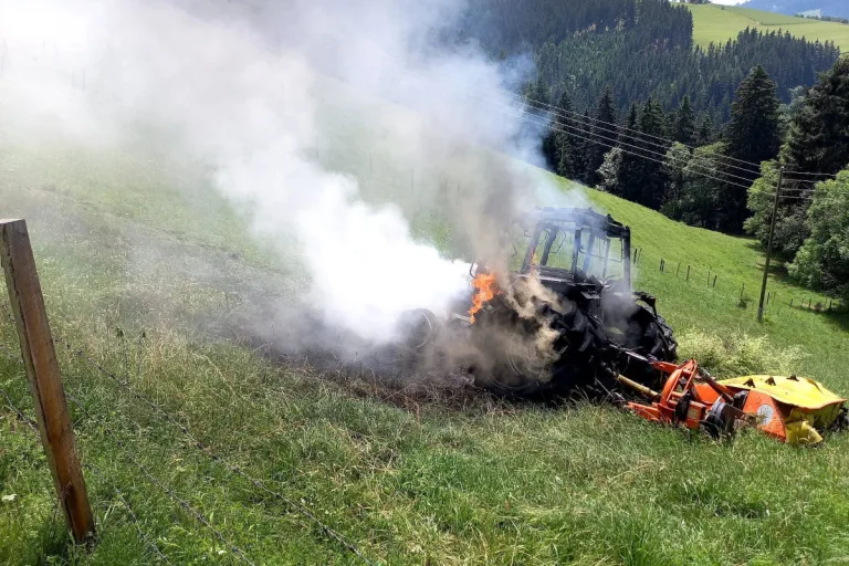 Eberstein – Traktor gerät bei Mäharbeiten in Brand