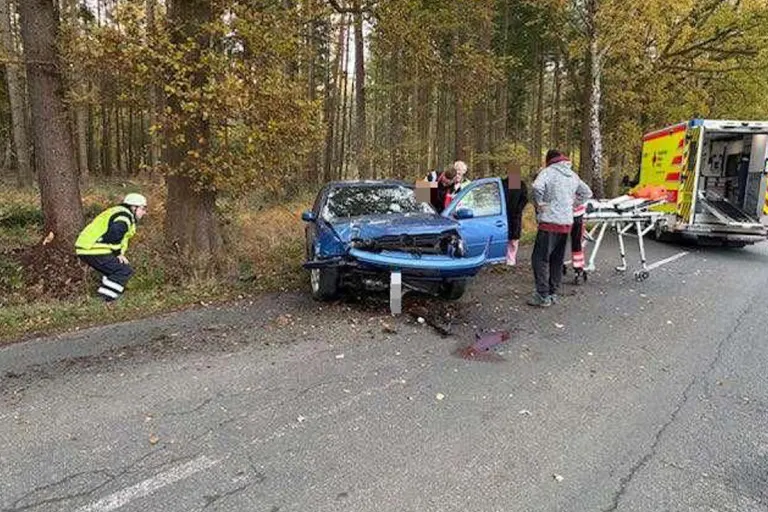 Stade NI – 18-jähriger prallt mit VW Golf gegen Baum