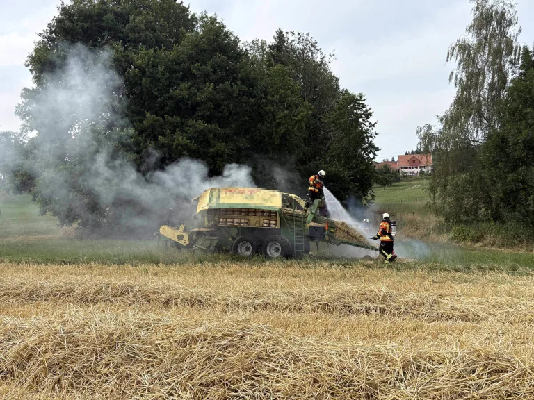 Wittenbach SG – Ballenpresse gerät in Brand – Feld fängt Feuer