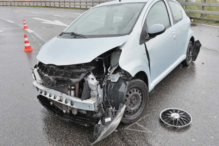 A2 Ebikon LU – Auto prallt bei Unfall gegen Leitplanke