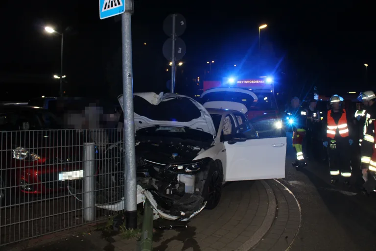 Hohenlimburg – 18-Jähriger fährt gegen Laterne nach Ausweichmanöver