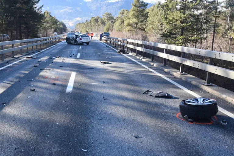 Landquart GR – Vier Fahrzeuge nach Frontalkollision getroffen