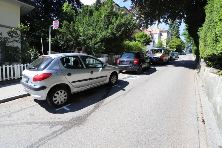 St.Gallen – Abgelenkt in parkiertes Fahrzeug gekracht