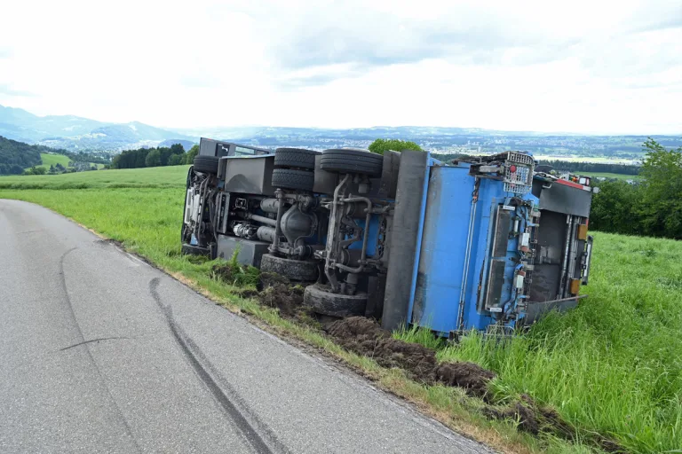 Ebikon LU – Zwei Verletzte nach Unfall mit Entsorgungs-Lkw