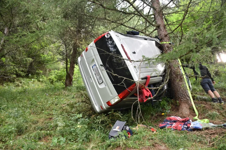 Poschiavo GR – Kleinbus stürzt Böschung herab und überschlägt sich