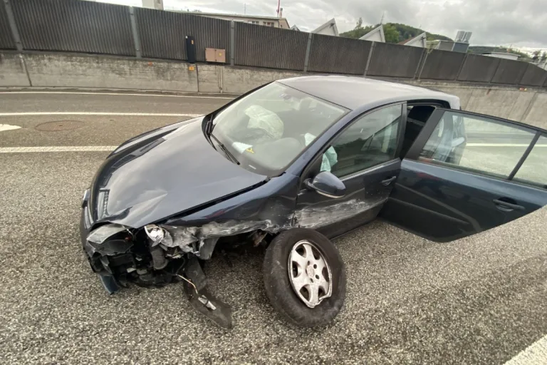 Liestal BL - Personenwagenlenkerin verursacht auf der A22 einen Selbstunfall 