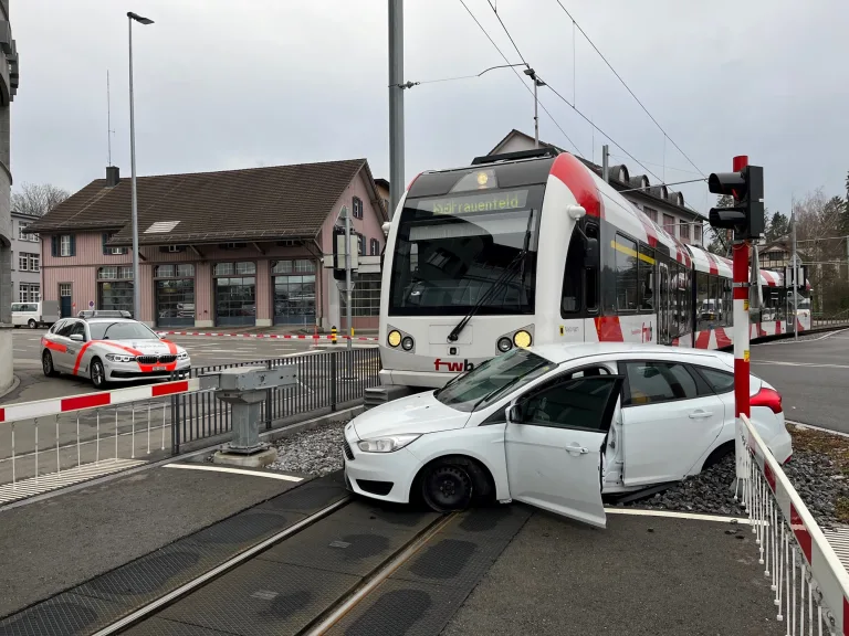 Frauenfeld TG – Auto kollidiert mit Bahn