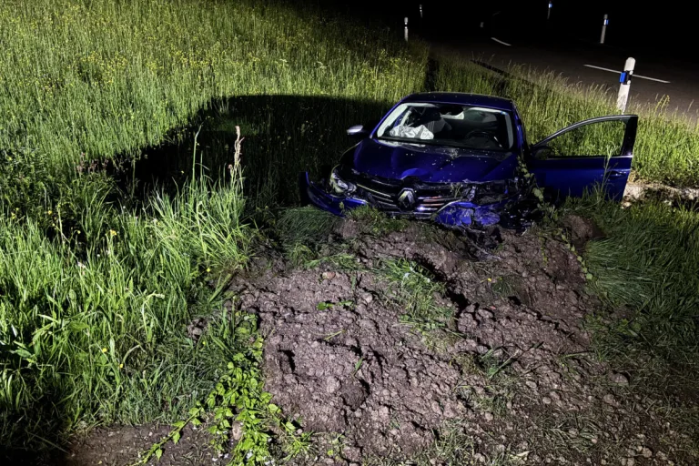 Mühlrüti SG – Auto landet nach Unfall im Bachbett