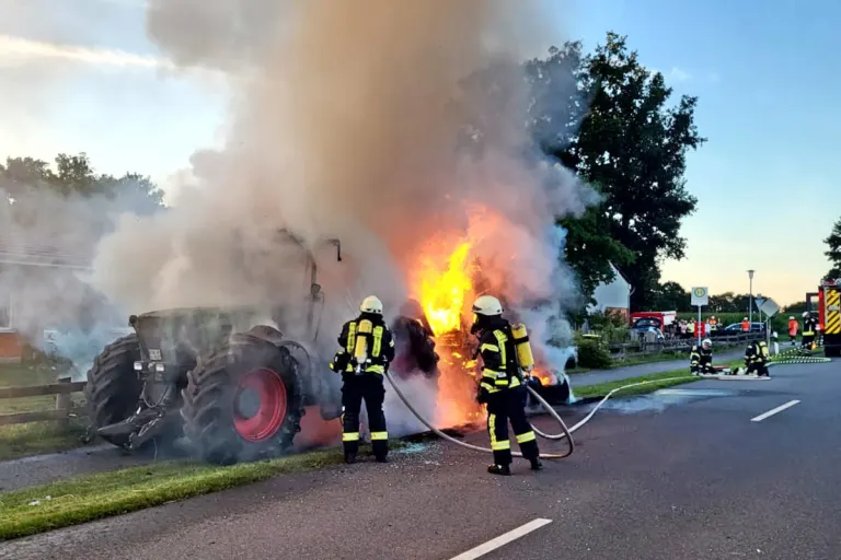 Bülstedt – Brennt Trecker mit Strohpresse