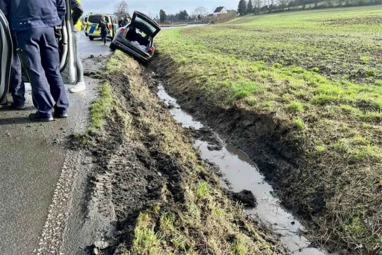 Menden NW - Mit einem gestohlenen Auto geflüchtet und verunfallt