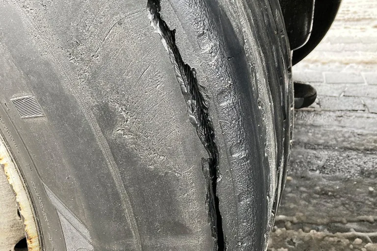 Marburg HE – Überladener Sattelzug und Lkw mit Reifenschaden gestoppt