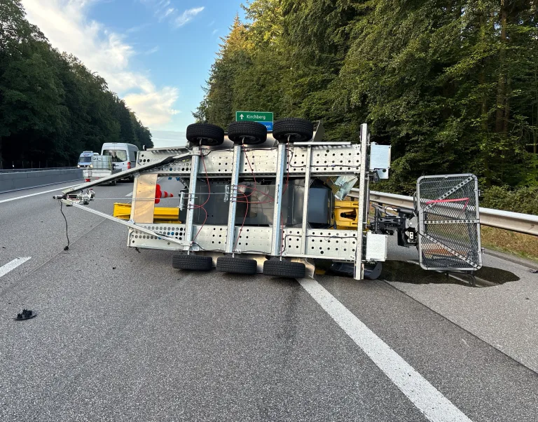 Derendingen SO – Umgekippter Anhänger sorgt für A1-Stau