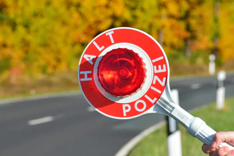 Oberhausen NW – Falsche Polizisten stoppen Wohnmobil und erbeuten Bargeld