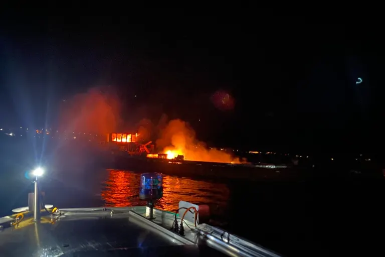 Sarnen OW - Während offiziellem Feuerwerk der Gemeinde geraten zwei Nauen auf dem Sarnersee in Brand