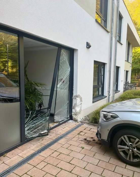 Schieder-Schwalenberg – Autofahrer (75) prallt mit BMW in Altenheim