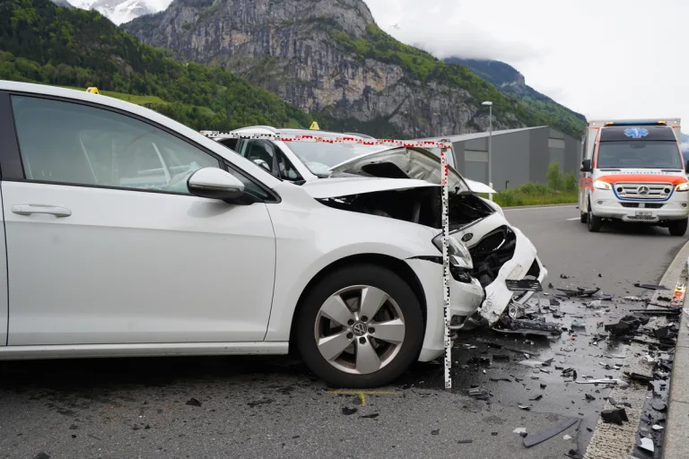 Erstfeld UR - Heftiger Verkehrsunfall mit vier verletzten Personen 