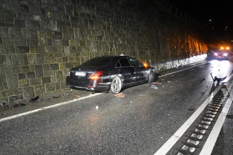 Domat/Ems GR - Taxifahrer mit Leitplanke und Stützmauer kollidiert 