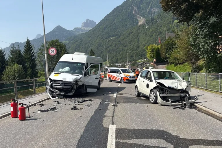 Tödlicher Unfall in Schwanden GL – Frontal mit Schulbus kollidiert