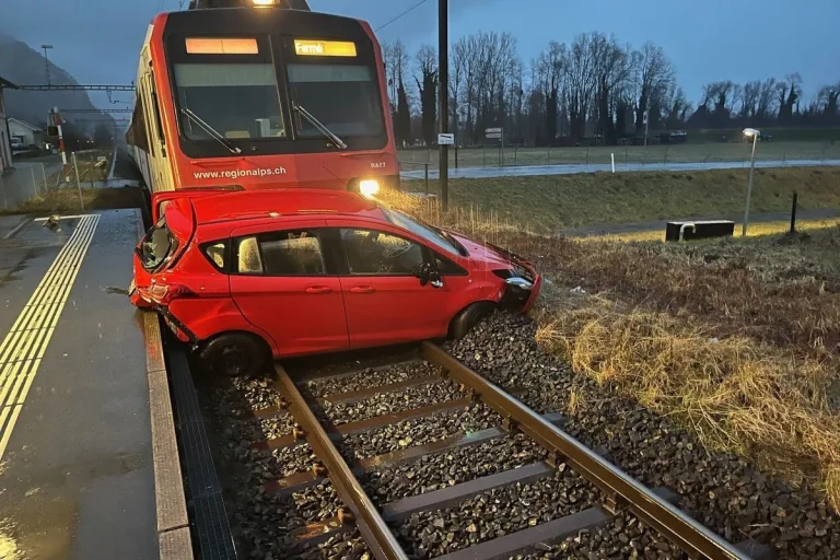 Vouvry VS – Zug prallt gegen Auto