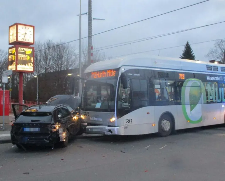 Hürth – Drei Personen bei Verkehrsunfall mit Linienbus verletzt