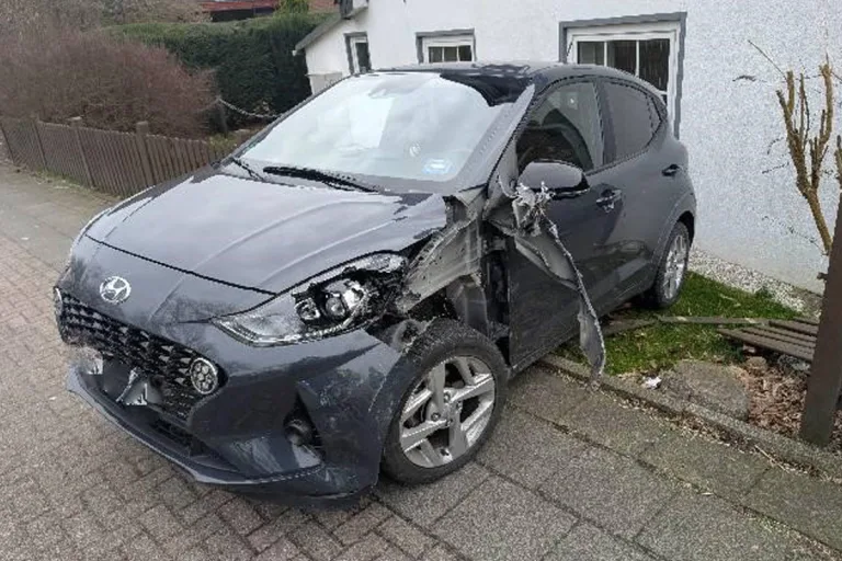Stotel – Auto nach Unfall in Garten geschleudert