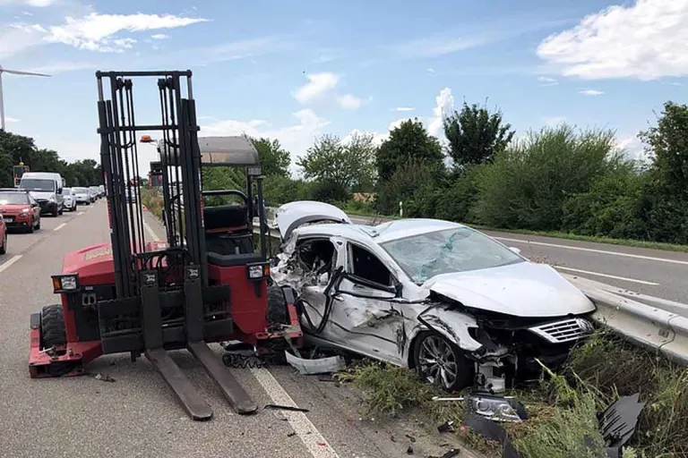 Spektakulärer Unfall in Schwegenheim – LKW rast in Baustelle