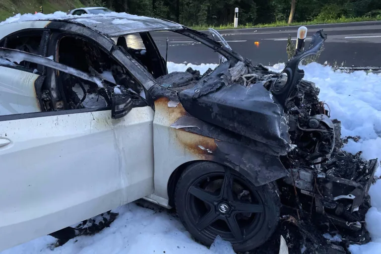 Morschach SZ – Auto während der Fahrt in Brand geraten