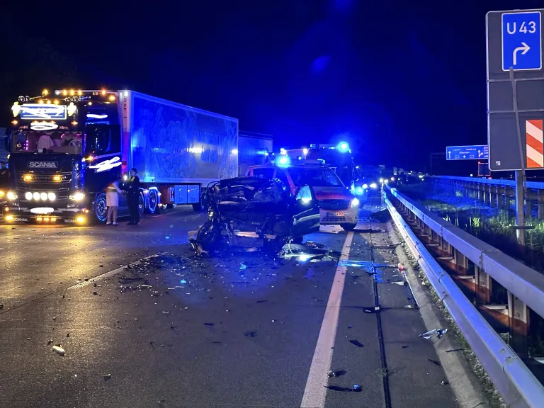 Elsdorf – Schwerer Verkehrsunfall mit brennendem Pkw
