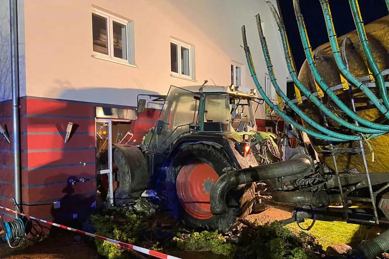 Hoßkirch - Traktor kracht in Haus!