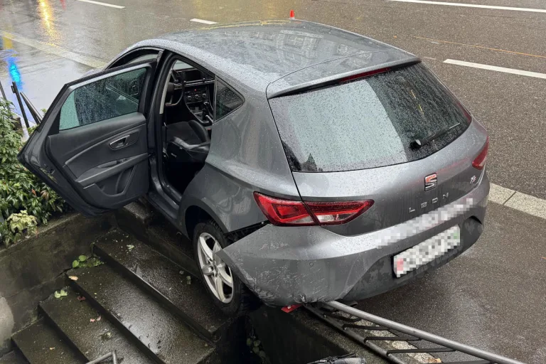 Stadt St. Gallen. SG - Autofahrerin kollidiert mit Metallzaun