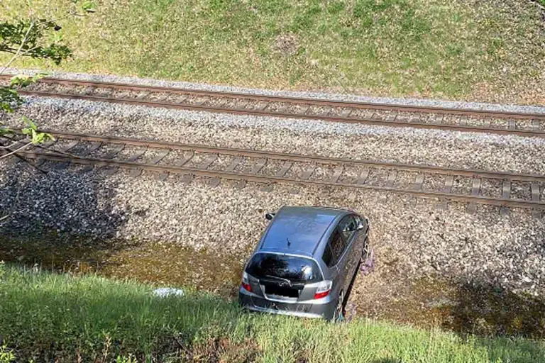 Schaffhausen - Lernfahrerin landet mit Auto in Bahngleisbett