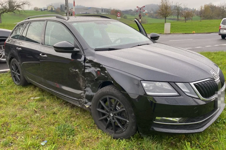 Seon AG - Mercedes landet nach Kollision mit Skoda  im Gleisbett