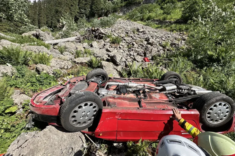 Muotathal SZ – Zwei Personen bei Abtsurz mit Auto verletzt