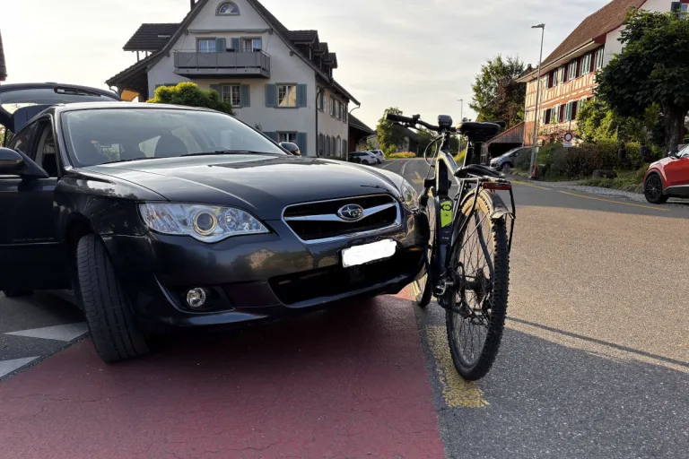 Hemishofen SH – Velofahrer bei Unfall mit Auto verletzt
