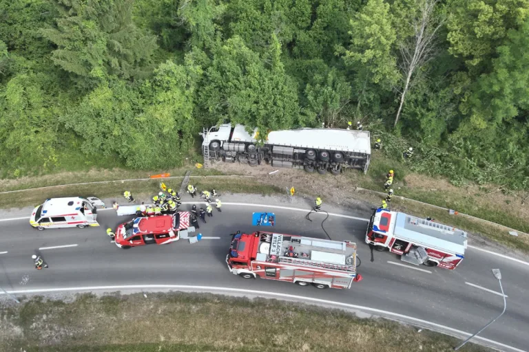 Unfall in Villach – Lkw mit Gefahrgut stürzt Böschung hinab
