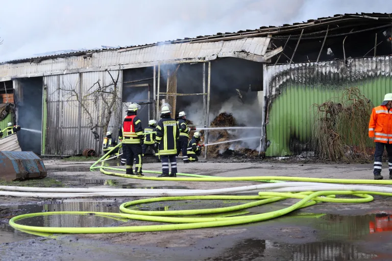 Pannecke-Trebel : Großbrand hält Feuerwehr in Atem - 150 Feuerwehrleute im stundenlangen Löscheinsatz