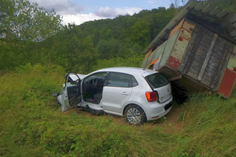 Eschwege HE - Von der Straße abgekommen und auf einer Wiese gelandet 