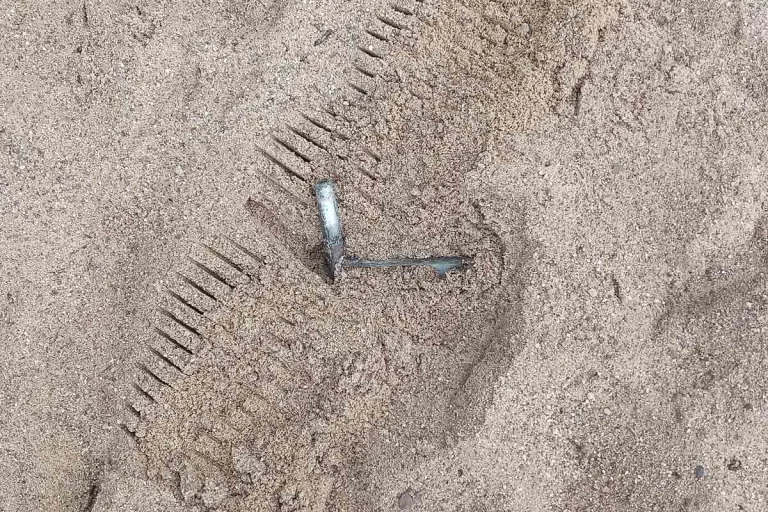 Münster - Unbekannte platzieren Messer und metallischen Gegenstand im Spielsand einer Grundschule