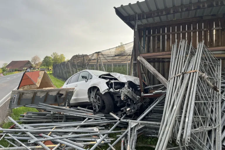 Römerswil LU - Autofahrerin prallt gegen einen Lagerunterstand
