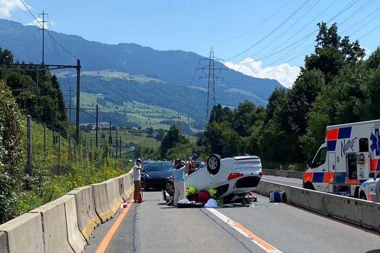  A4  Risch ZG – Zwei Personen bei Selbstunfall eingeklemmt und schwer verletzt